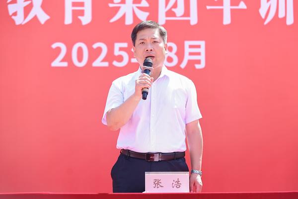 10党委副书记、校长张浩宣布军训开始