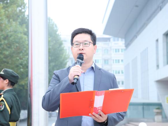 于国旗下明方向，在表彰中蓄力量伟德betvlctor官网入口举行升旗仪式暨表彰大会