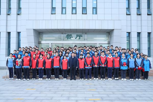 校领导与获奖学生合影